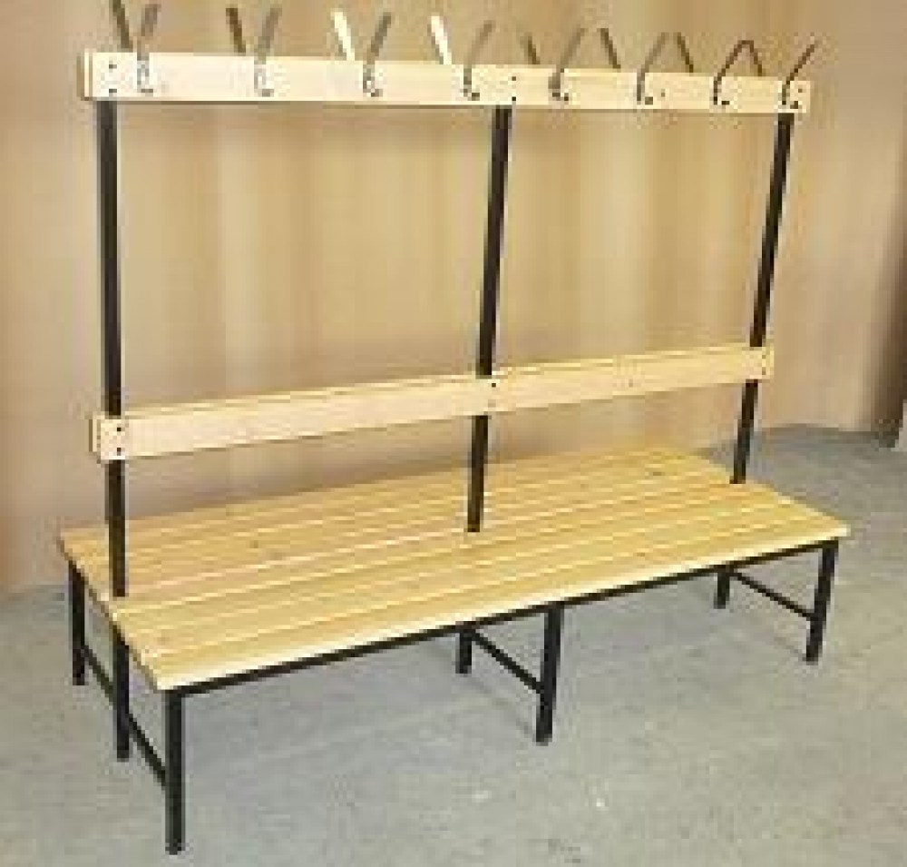 Sisäkalusteet: 2-puoleinen pukuhuonepenkki koukkulistalla - Ilmajoen